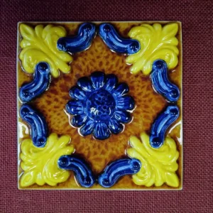 Pieza acabado vintage en azul, amarillo y marrón
