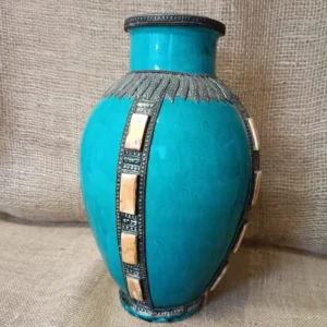 Jarrón esmaltado en verde turquesa con motivos en plata vieja