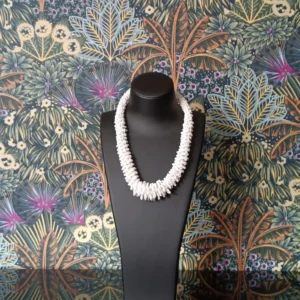Collar corto multicuentas hecho a mano en blanco
