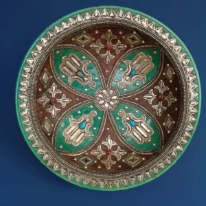 Plato decorativo verde e incrustaciones de piel