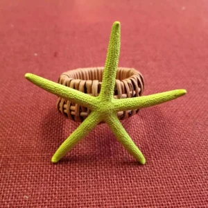 Servilletero estrella de mar albina natural en pistacho sobre bambú ancho