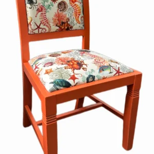 Silla madera en coral y tapizada en motivos marinos
