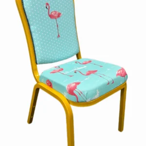 Silla metálica en amarillo y tapizada con estampados de flamencos