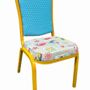 Silla metálica en amarillo y tapizada con estampados de lunares y fondo marino