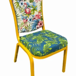 Silla metálica en amarillo y tapizada con estampaciones tropicales I