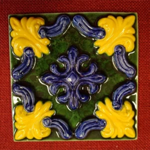 Pieza acabado vintage en azul, amarillo y verde