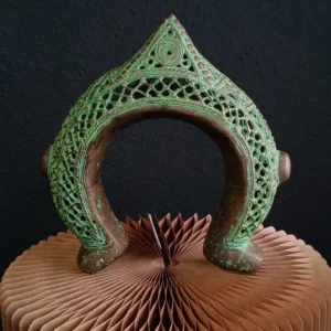 Pieza decorativa. Brazalete de bronce africano acabado en punta