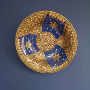 Plato decorativo estampado en azul con incrustaciones en piedra roja y turquesa