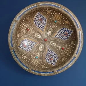 Plato decorativo azulón con incrustaciones en piedra roja y turquesa