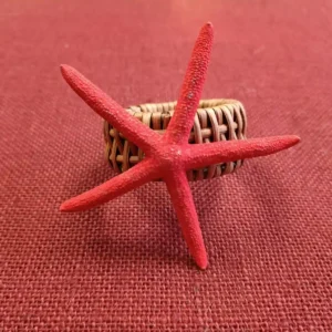Servilletero estrella de mar albina natural en rojo sobre bambú ancho
