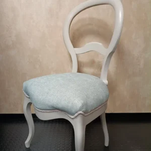 Silla madera en color perla y tapizada en verde agua