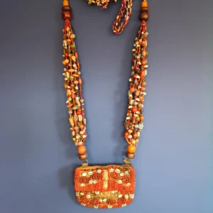 Collar y bolso decorativo combinación de piel y pedrería