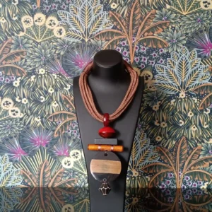 Cordón en tonos cobre con colgantes en tonalidades coral, marrones y naranjas