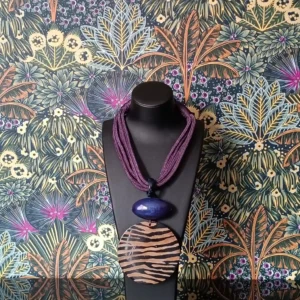 Cordón en morado y colgante azulón con medallón estilo safari