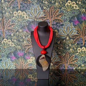 Collar en rojo coral y medallón en tonos marrones y crudos