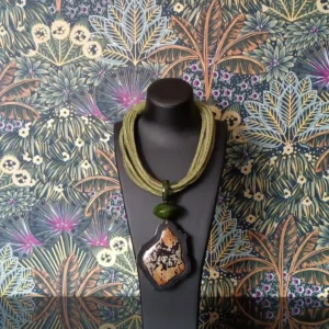 Cordón en verde musgo y colgante combinado en dos tonos, marrón y verde
