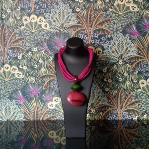 Cordón en fucsia combinado con colgante en dos colores, verde y fucsia