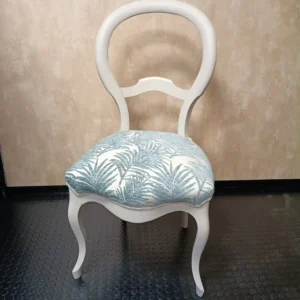 Silla isabelina en color perla y tapizada con estampado de palmera
