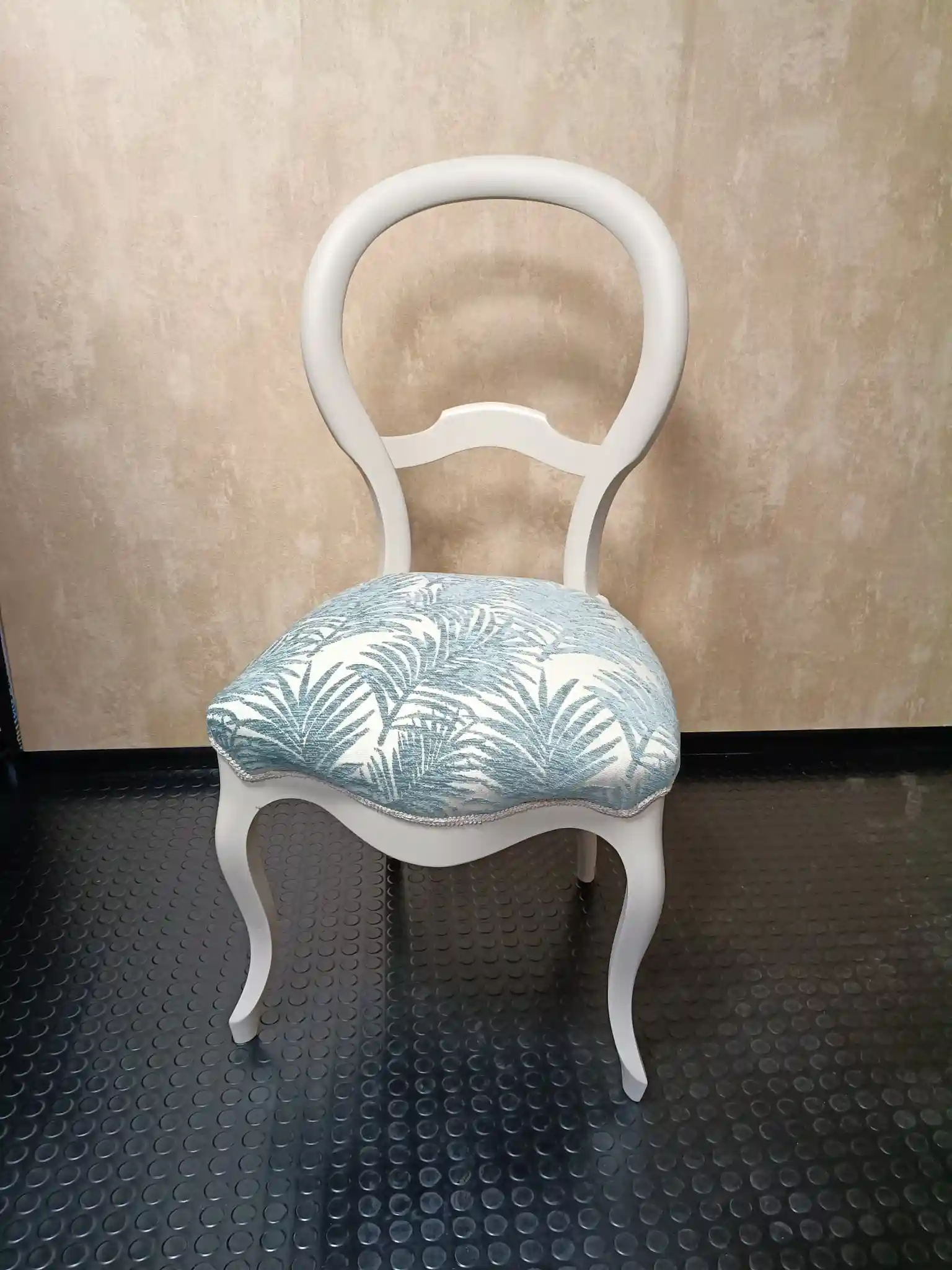 Silla isabelina en color perla y tapizada con estampado de palmera