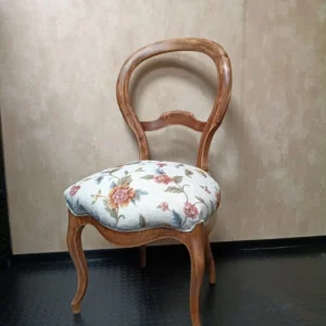 Silla isabelina en color natural y tapizada con motivo floral