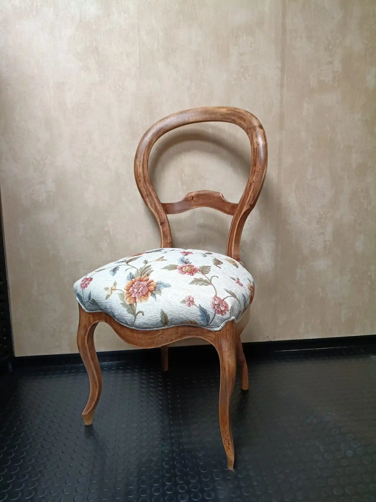 Silla isabelina en color natural y tapizada con motivo floral