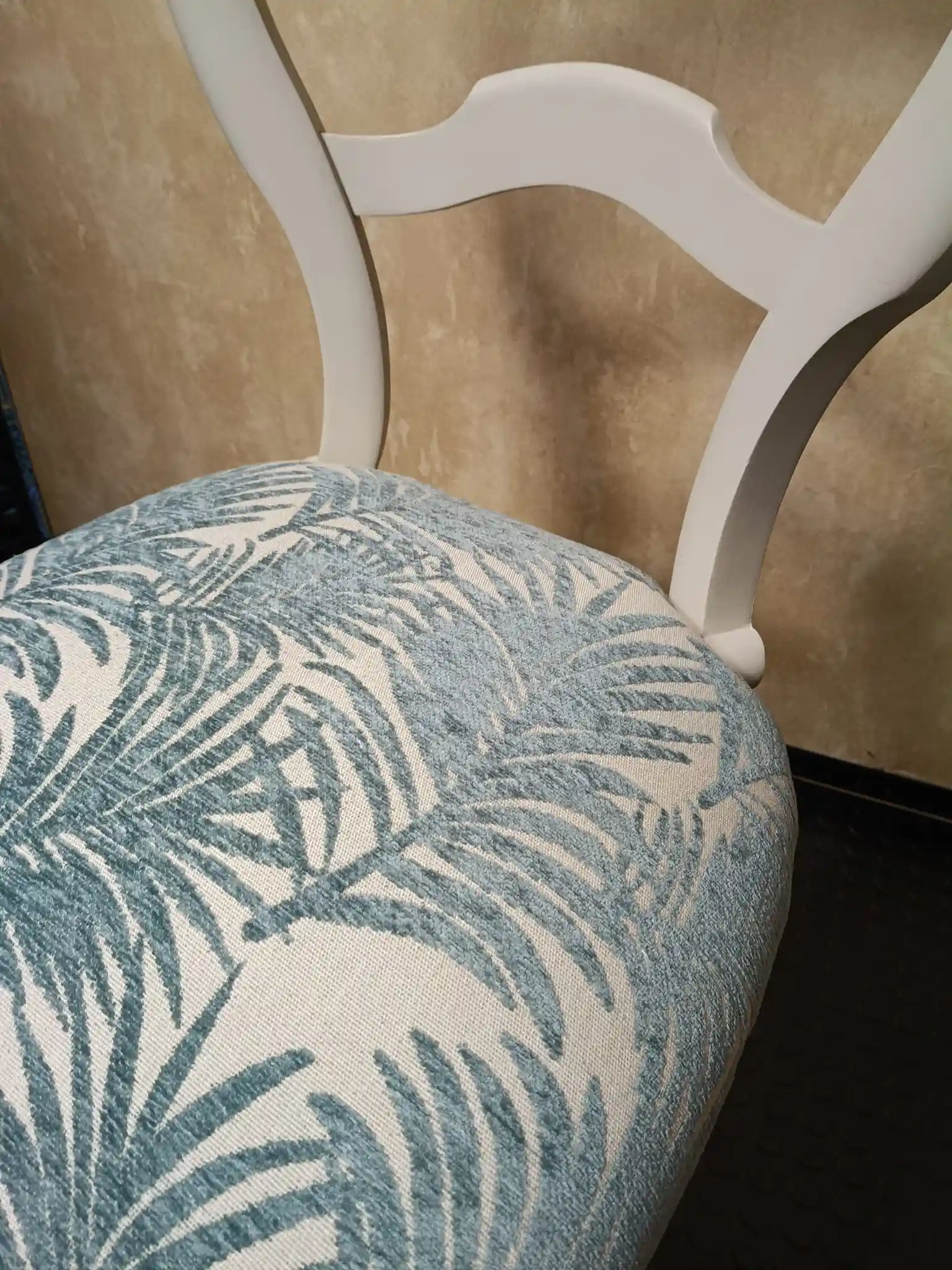 Silla isabelina en color perla y tapizada con estampado de palmera - Imagen 3