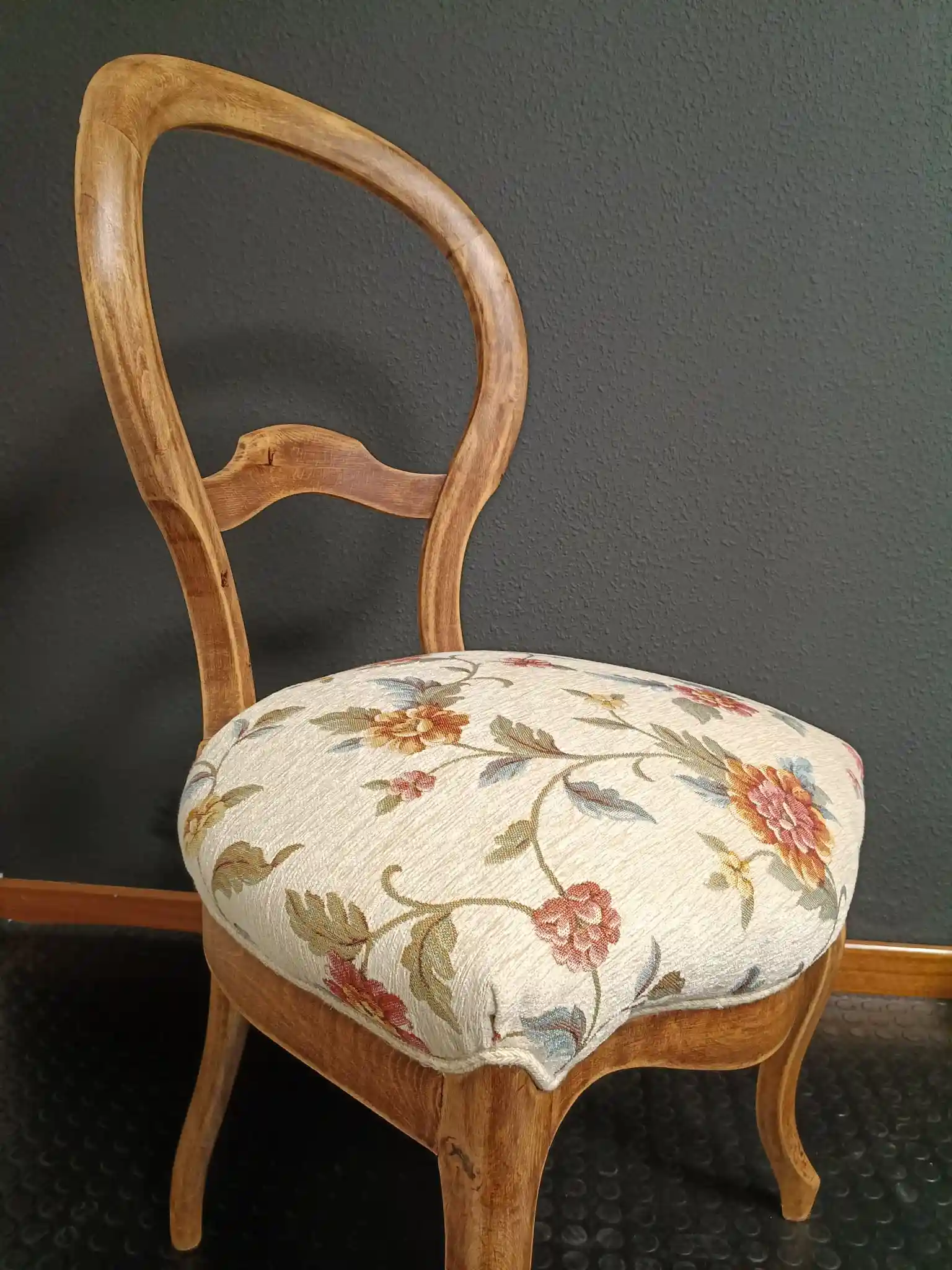 Silla isabelina en color natural y tapizada con motivo floral - Imagen 2