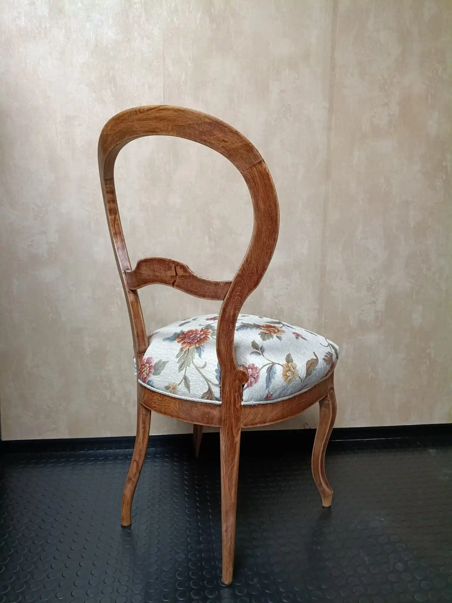 Silla isabelina en color natural y tapizada con motivo floral - Imagen 4