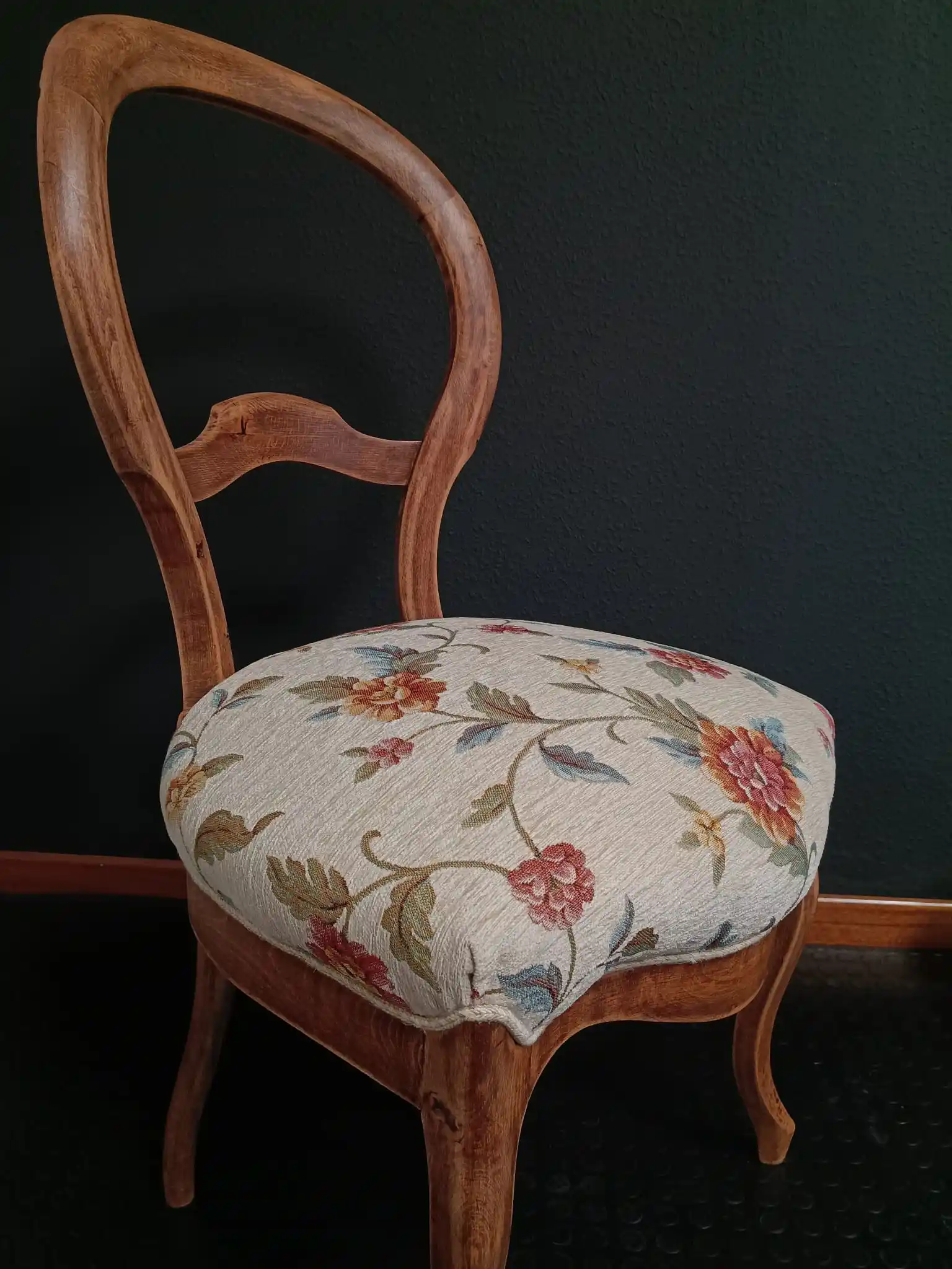 Silla isabelina en color natural y tapizada con motivo floral - Imagen 5