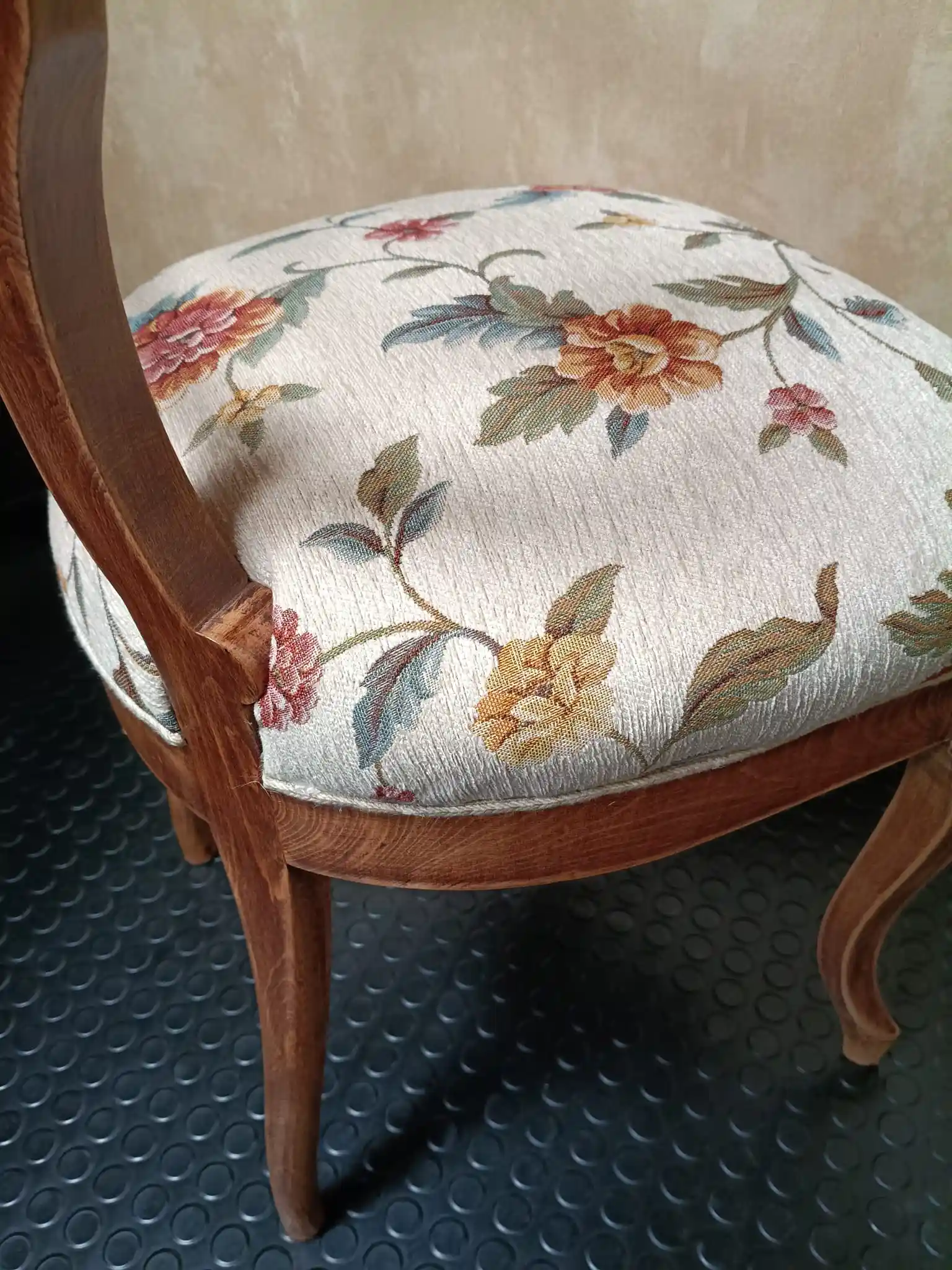 Silla isabelina en color natural y tapizada con motivo floral - Imagen 6