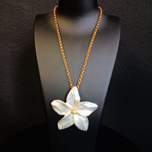 Flor plata mate con cadena dorada