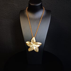 Flor dorado mate con cadena dorada
